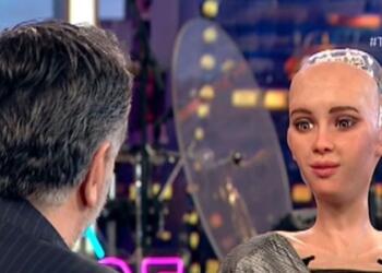 Ο Γρηγόρης Αρναούτογλου πήρε συνέντευξη από το ρομπότ Σοφία: «Δεν έχουμε καμία επιθυμία να κατακτήσουμε τον κόσμο»