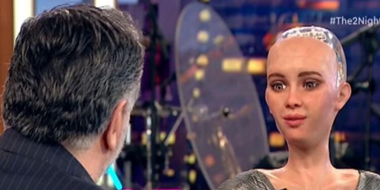 Ο Γρηγόρης Αρναούτογλου πήρε συνέντευξη από το ρομπότ Σοφία: «Δεν έχουμε καμία επιθυμία να κατακτήσουμε τον κόσμο»