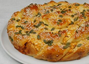 Τυρόπιτα για όλες τις ώρες: Εύκολη συνταγή με ζύμη γιαουρτιού και μυστικό μπαχαρικό