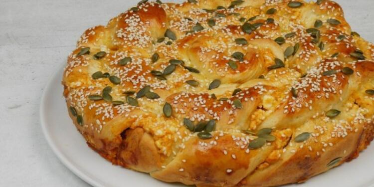 Τυρόπιτα για όλες τις ώρες: Εύκολη συνταγή με ζύμη γιαουρτιού και μυστικό μπαχαρικό