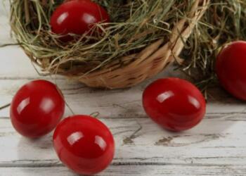 Μυστικά για να βάψετε κόκκινα τα αβγά σας χωρίς να σπάσουν