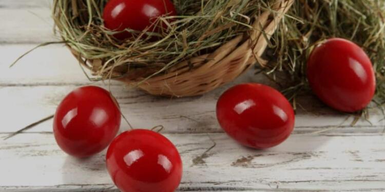 Μυστικά για να βάψετε κόκκινα τα αβγά σας χωρίς να σπάσουν