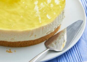 Πανεύκολο και πεντανόστιμο γλυκό ψυγείου με ζελέ ανανά και κρέμα