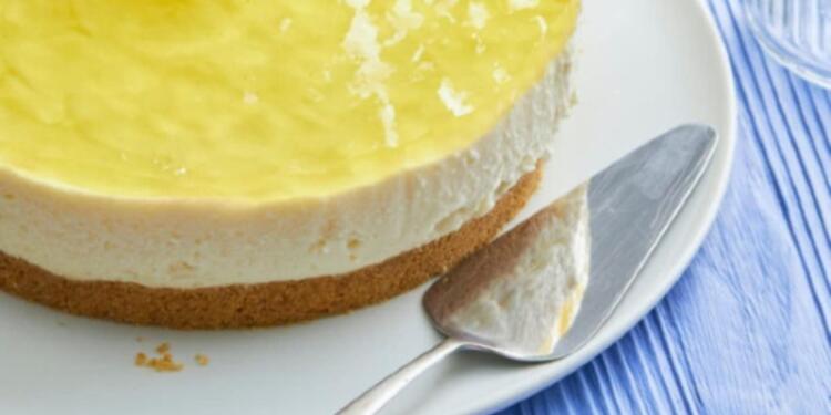 Πανεύκολο και πεντανόστιμο γλυκό ψυγείου με ζελέ ανανά και κρέμα