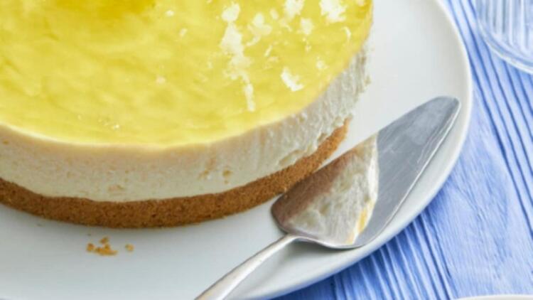 Πανεύκολο και πεντανόστιμο γλυκό ψυγείου με ζελέ ανανά και κρέμα