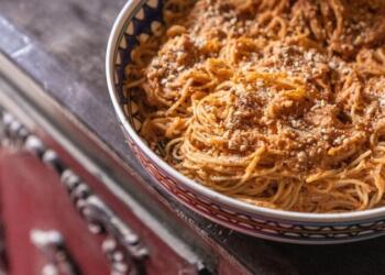 «Γευστική» πρόταση: Νηστίσιμη μακαρονάδα με σάλτσα από ταχίνι και τριμμένους ξηρούς καρπούς