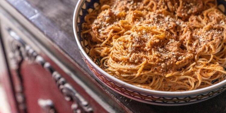 «Γευστική» πρόταση: Νηστίσιμη μακαρονάδα με σάλτσα από ταχίνι και τριμμένους ξηρούς καρπούς