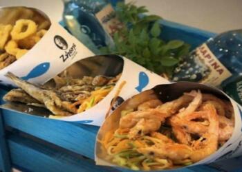 Ουρές οι Αθηναίοι: Το μαγαζί που τρως ψαράκι στο… χωνάκι και παίρνεις ρέστα από πεντάευρω!