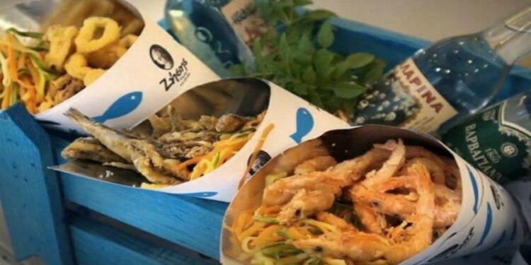 Ουρές οι Αθηναίοι: Το μαγαζί που τρως ψαράκι στο… χωνάκι και παίρνεις ρέστα από πεντάευρω!