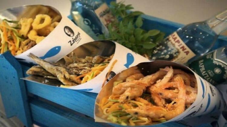 Ουρές οι Αθηναίοι: Το μαγαζί που τρως ψαράκι στο… χωνάκι και παίρνεις ρέστα από πεντάευρω!