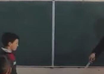 Eκλαψε όλo το πανελλήνιο με την ΙΣΤΟΡΙΑ αυτού του μαθητή . Τελικά ο Δάσκαλος ανακάλυψε τι συμβαίνει