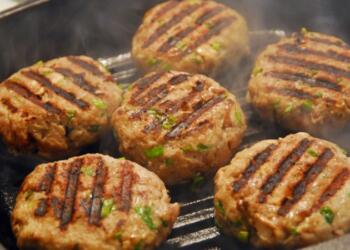 Ο άρχοντας της γεύσης: «Μπαμπάτσικα» μπιφτεκάκια στο τηγάνι