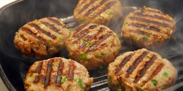 Ο άρχοντας της γεύσης: «Μπαμπάτσικα» μπιφτεκάκια στο τηγάνι