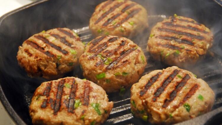 Ο άρχοντας της γεύσης: «Μπαμπάτσικα» μπιφτεκάκια στο τηγάνι