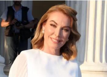 Ντυμένη σαν πριγκίπισσα: Το απίθανο πρωινό look της Τατιάνας Στεφανίδου εντυπωσιάζει