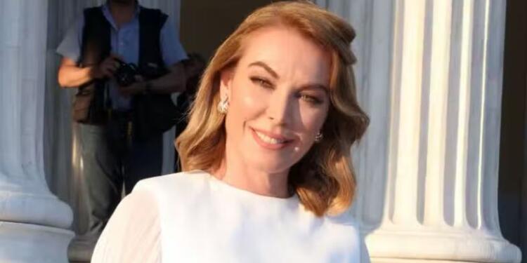 Ντυμένη σαν πριγκίπισσα: Το απίθανο πρωινό look της Τατιάνας Στεφανίδου εντυπωσιάζει