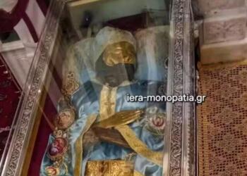 Ιστορική στιγμή: Το άφθαρτο δεξί χέρι του Αγίου Ιωάννου του Ρώσου ενώνεται με το υπόλοιπο σώμα