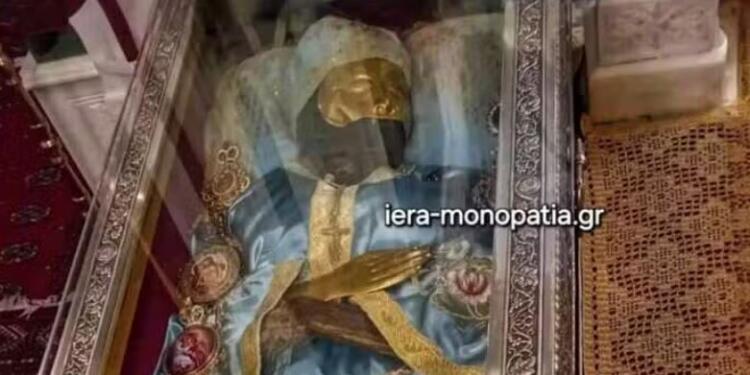 Ιστορική στιγμή: Το άφθαρτο δεξί χέρι του Αγίου Ιωάννου του Ρώσου ενώνεται με το υπόλοιπο σώμα