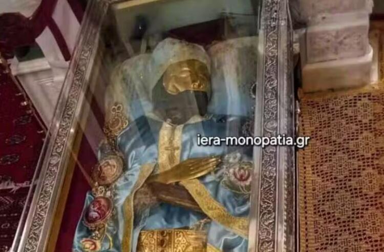 Ιστορική στιγμή: Το άφθαρτο δεξί χέρι του Αγίου Ιωάννου του Ρώσου ενώνεται με το υπόλοιπο σώμα