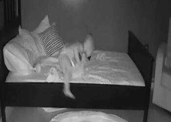 23 μηνών μωρό φεύγει από το κρεβάτι του για να… Έπαθε σοκ η μητέρα του μ’ αυτό που είδε στην κάμερα! (Video)