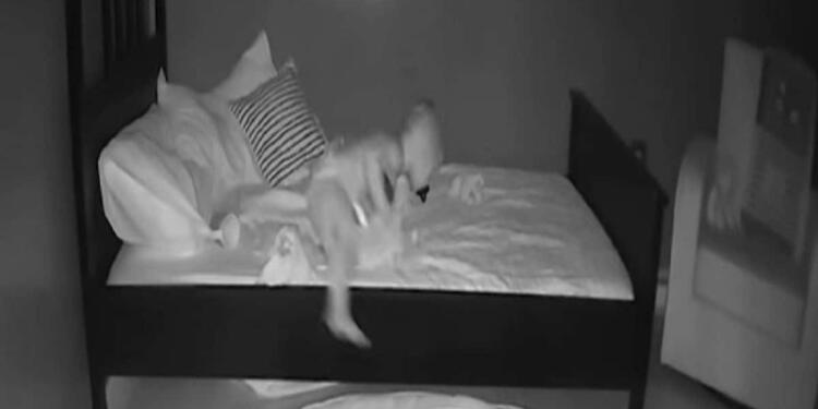 23 μηνών μωρό φεύγει από το κρεβάτι του για να… Έπαθε σοκ η μητέρα του μ’ αυτό που είδε στην κάμερα! (Video)