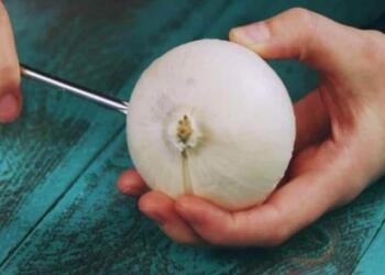 Κάνει τρύπες στο κρεμμύδι με ένα κατσαβίδι και περιμένει για 30 λεπτά – Αυτό που συμβαίνει θα σας φανεί απίστευτο!