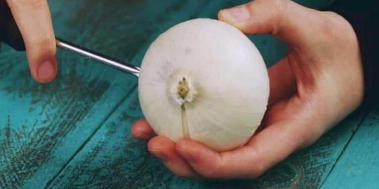 Κάνει τρύπες στο κρεμμύδι με ένα κατσαβίδι και περιμένει για 30 λεπτά – Αυτό που συμβαίνει θα σας φανεί απίστευτο!