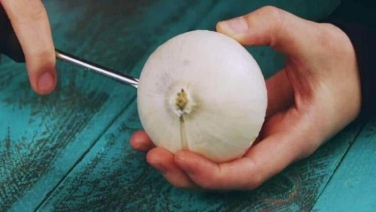 Κάνει τρύπες στο κρεμμύδι με ένα κατσαβίδι και περιμένει για 30 λεπτά – Αυτό που συμβαίνει θα σας φανεί απίστευτο!