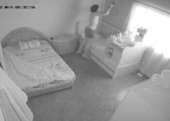 «Χλώμιασαν» όλοι: Έβαλε κρυφή κάμερα και μαγνητοσκόπησε τη γυναίκα του στο παιδικό δωμάτιο – Δε φαντάζεστε τι αντίκρισε (video)
