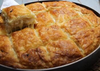 «Ζουμπουρλούδικη» και οικονομική: Τυρόπιτα με κρασί, φέτα και άλλα 3 υλικά