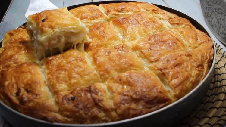 «Ζουμπουρλούδικη» και οικονομική: Τυρόπιτα με κρασί, φέτα και άλλα 3 υλικά