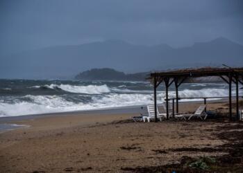 Πνίγηκε 45χρονος μπροστά στην οικογένειά του – Προσπαθούσε να σώσει ηλικιωμένο που κινδύνευε στη θάλασσα