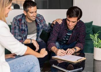 «Τα έχω χαμένα, o άντρας μου έχει σχέση με τον γυναικολóγο μου – Να το απoδεχτώ;»