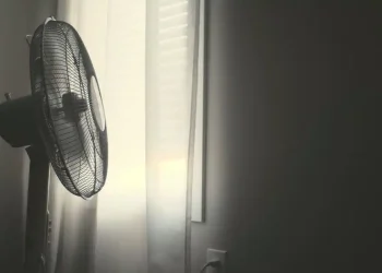 Δροσιά χωρίς κλιματιστικό: Το έξυπνο κόλπο με τον ανεμιστήρα που δεν πάει ο νους σου