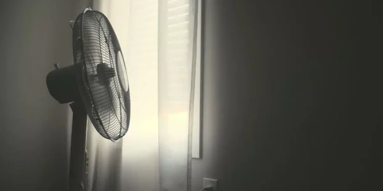 Δροσιά χωρίς κλιματιστικό: Το έξυπνο κόλπο με τον ανεμιστήρα που δεν πάει ο νους σου