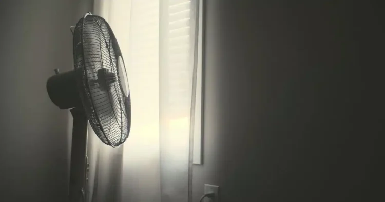 Δροσιά χωρίς κλιματιστικό: Το έξυπνο κόλπο με τον ανεμιστήρα που δεν πάει ο νους σου