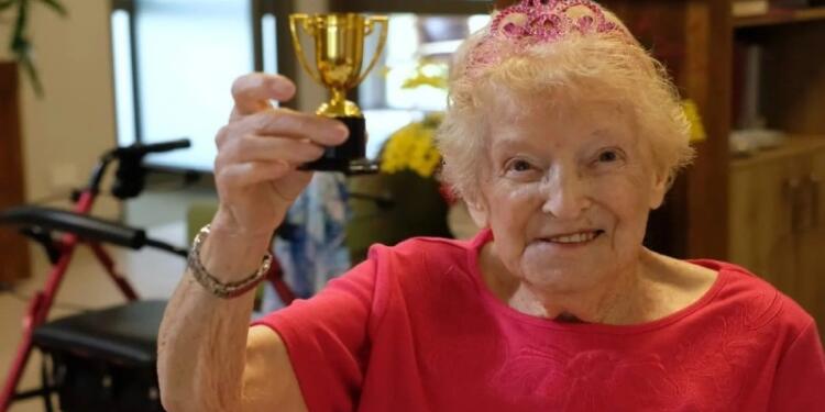 «Αυτές είναι οι 4 συμβουλές μου» – Τα μυστικά της μακροζωίας γιαγιάς 106 ετών