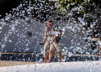 Τα Μερομήνια τρελάθηκαν: Ποιος καύσωνας; «Στις 22 με 26 του μήνα θα συμβεί κάτι για πρώτη φορά στα χρονικά!»