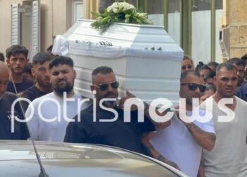 Αβάσταχτος πόνος στην κηδεία της 11χρονης Βασιλικής που δολοφονήθηκε στην Ηλεία: Σπαραγμός στο τελευταίο «αντίο» – Με λευκά μπαλόνια στα χέρια οι κάτοικοι (video)