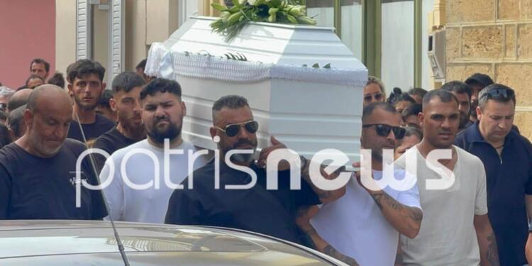 Αβάσταχτος πόνος στην κηδεία της 11χρονης Βασιλικής που δολοφονήθηκε στην Ηλεία: Σπαραγμός στο τελευταίο «αντίο» – Με λευκά μπαλόνια στα χέρια οι κάτοικοι (video)