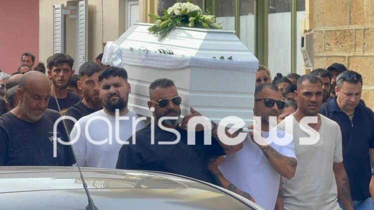 Αβάσταχτος πόνος στην κηδεία της 11χρονης Βασιλικής που δολοφονήθηκε στην Ηλεία: Σπαραγμός στο τελευταίο «αντίο» – Με λευκά μπαλόνια στα χέρια οι κάτοικοι (video)