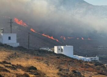 Φωτιά στη Σέριφο: Μήνυμα από το 112 στους κατοίκους δύο περιοχών – Εκκενώθηκε οικισμός