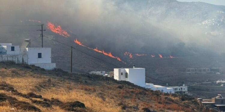 Φωτιά στη Σέριφο: Μήνυμα από το 112 στους κατοίκους δύο περιοχών – Εκκενώθηκε οικισμός