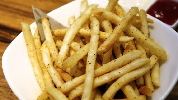 Τηγανητές πατάτες χωρίς σταγόνα λάδι: Το μυστικό των παλιών για να τρώτε χωρίς τύψεις
