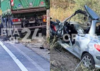 Σοκαριστικό τροχαίο: Νεκρός 19χρονος μετά από σύγκρουση δύο ΙΧ – Καρφώθηκε σε φορτηγό (video)