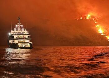 Εξοργισμένη όλη η Ύδρα: Φωτιά ξέσπασε από πυροτεχνήματα που έριξαν από σκάφος! (video)