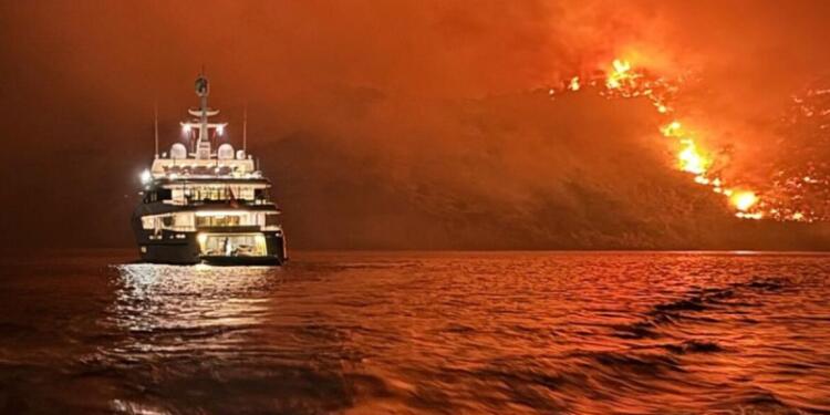 Εξοργισμένη όλη η Ύδρα: Φωτιά ξέσπασε από πυροτεχνήματα που έριξαν από σκάφος! (video)