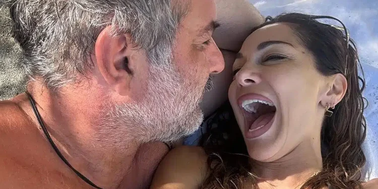 Η Βανδή αγκαλιά με τον Μπισμπίκη σε ερημική παραλία – Σε ποιο νησί ταξίδεψαν αυτή τη φορά