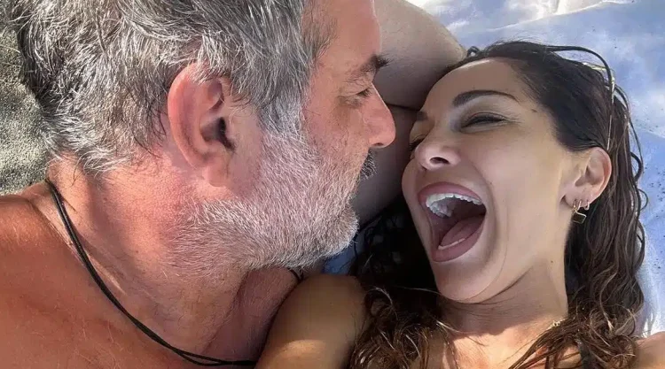 Η Βανδή αγκαλιά με τον Μπισμπίκη σε ερημική παραλία – Σε ποιο νησί ταξίδεψαν αυτή τη φορά