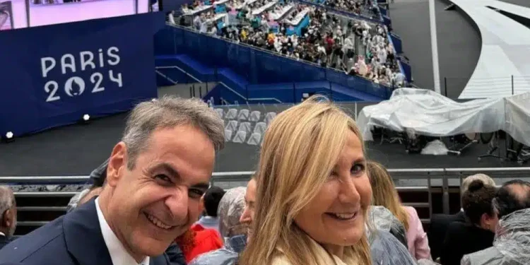 Ολυμπιακοί Αγώνες 2024: Κυριάκος Μητσοτάκης και Μαρέβα Γκραμπόφσκι στην τελετή έναρξης – Η selfie φωτογραφία